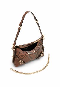 Sac à main marron imprimé serpent avec ferrures dorées, doté d'une fermeture éclair, d'une bandoulière et d'une chaîne amovible. Surface texturée et forme distincte.