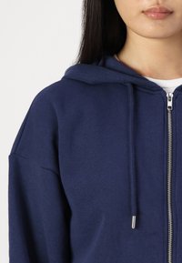 Gina Tricot ZIP HOODIE - Kapucnis pulóver - peacoat