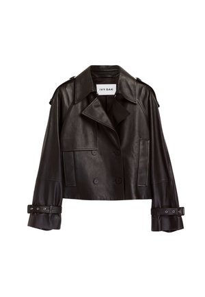 Veste en cuir noir courte avec un large col, fermeture à double boutonnage sur le devant, grands boutons et poignets ceinturés. Comprend des poches latérales et des épaulettes.