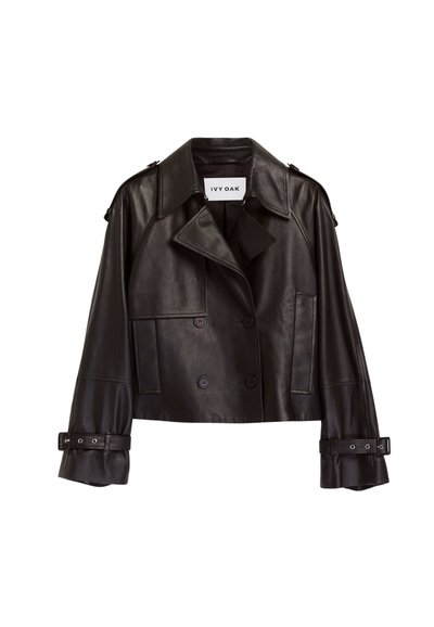 Schwarze Lederjacke mit cropped Schnitt, weitem Kragen, doppelter Knopfleiste, großen Knöpfen und mit Gürteln versehenen Ärmelabschlüssen. Mit seitlichen Taschen und Schulterklappen.