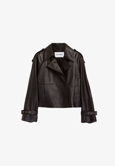 Schwarze Lederjacke mit cropped Schnitt, weitem Kragen, doppelter Knopfleiste, großen Knöpfen und mit Gürteln versehenen Ärmelabschlüssen. Mit seitlichen Taschen und Schulterklappen.