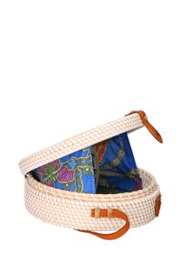Borsa in rattan con fodera in tessuto a motivo blu. Caratterizzata da una forma circolare, colore beige chiaro e una tracolla in pelle con chiusura a bottone.