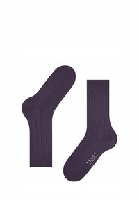 Lila gerippte Socken mit weichem Textil, ausgestattet mit einer verstärkten Ferse und Zehenbereich. Logo "FALKE" auf der Unterseite gedruckt. Standard Sockenform.