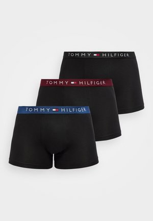 Tre paia di boxer da uomo neri con fascia in vita con logo Tommy Hilfiger nei colori nero, bordeaux e blu su sfondo bianco.