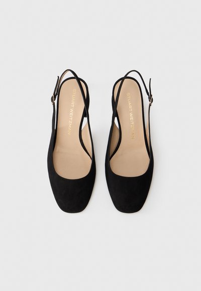 Mustat samettiset slingback-kengät, joissa on neliömäinen kärki, minimalistinen muotoilu ja pehmeä, sileä rakenne. Varusteena on kapea nilkkahihna soljella.