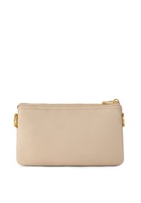 Pochette in pelle beige con una superficie liscia, zip dorata e dettagli hardware. Forma rettangolare con cuciture sottili lungo i bordi.