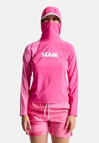 Rosa Langarmshirt mit hohem Kragen und passender Shorts. Mit Logo und Kordelzug. Entwickelt für Sonnenschutz mit bedecktem Kopf.