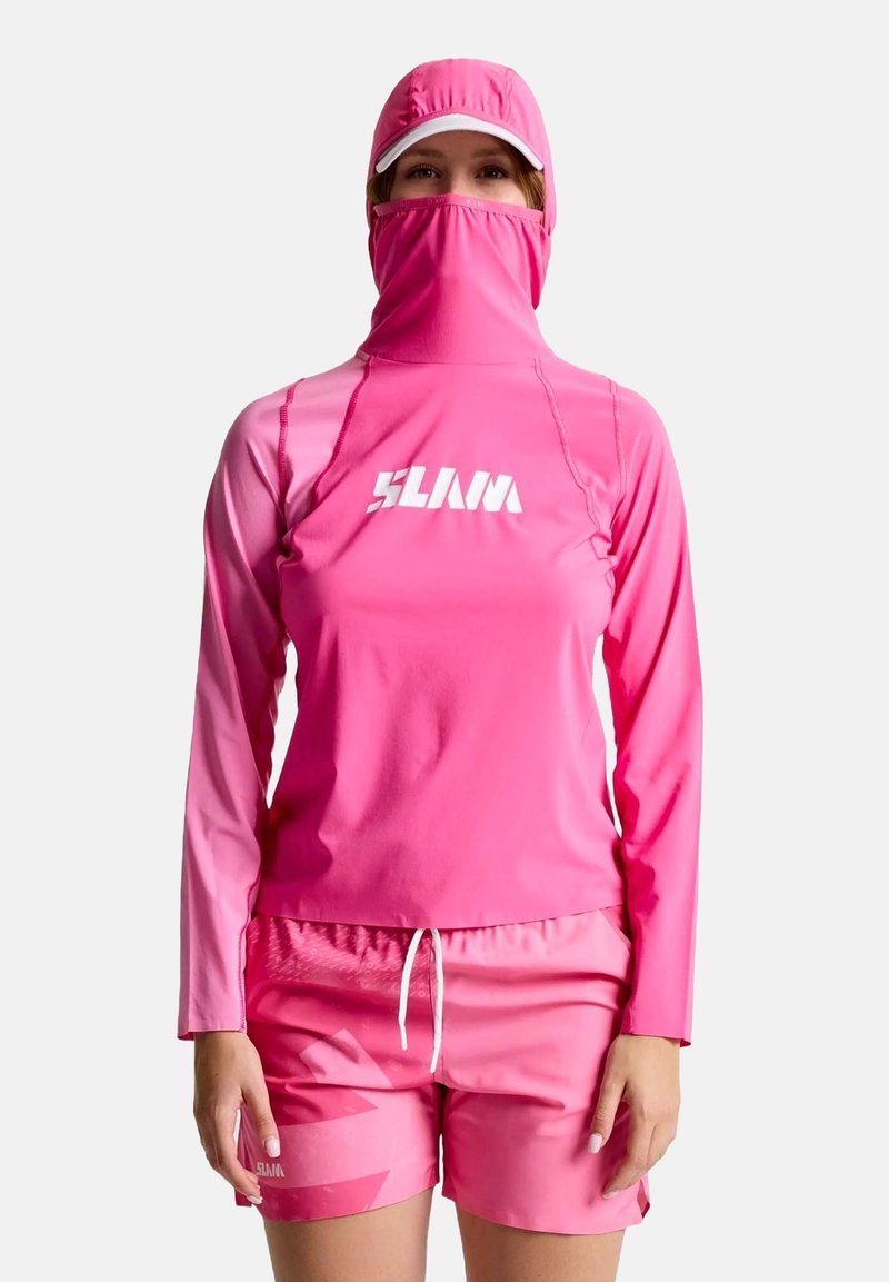 Roze lange mouwen top met een hoge hals en bijpassende shorts. Bevat logo en trekkoord. Ontworpen voor zonbescherming met een bedekte hoofd.