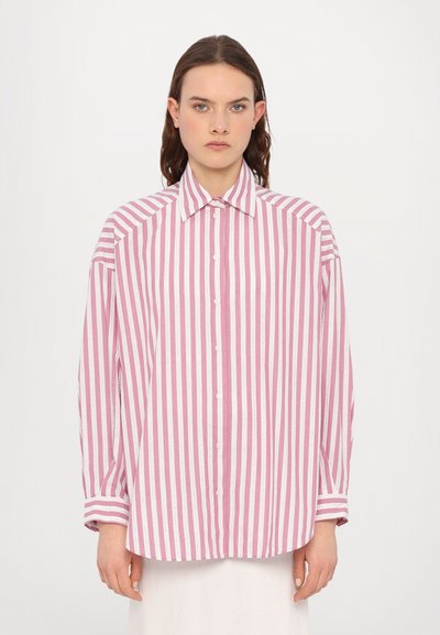 Chemise à manches longues avec des rayures verticales roses et blanches, fermeture à boutons, col étalé et coupe décontractée avec détails aux poignets.