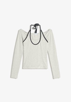 Haut long à manches grises clair avec un design épaules dénudées et des accents noirs. Il présente un col rond avec un détail de lien au dos. Matière en mélange de coton.