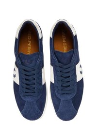 Zapatillas de ante azul marino con rayas laterales blancas, puntera redonda, cordones planos y logo bordado en los lados laterales. Parte superior texturizada, suela de goma.