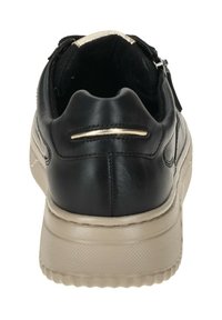 Zwarte leren sneaker met een ronde achterzijde, beige gev textureerde zool, gouden accenten en een gevoerde kraag voor comfort. Bovenaanzicht toont een ritssluiting.