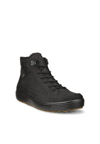 Schwarzer High-Top-Sneaker mit Schnürung vorne, strukturierter Sohle und gepolstertem Kragen, schräg gestellt, um Seiten- und Frontdetails zu zeigen.