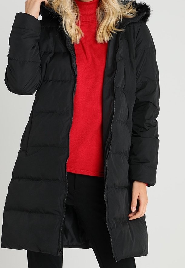 Giacca imbottita nera con cappuccio, design trapuntato, chiusura frontale con cerniera e tasche laterali. Morbido al tatto e dettaglio del bordo rimovibile in pelliccia sintetica.