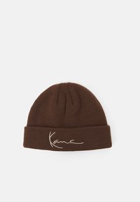Pruunist lõngast kootud beanie, millel on keeratud serv. Esipinnal on valgest tikandist tekst. Pehme tekstuur ja ümmargune ülaosa disain.
