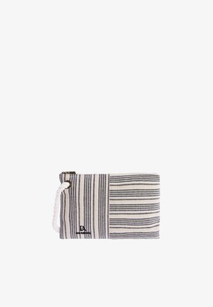 Pequeño estuche de tela rectangular con rayas verticales y horizontales en azul marino y blanco, tirador de cremallera de cuerda blanca en el lado izquierdo.