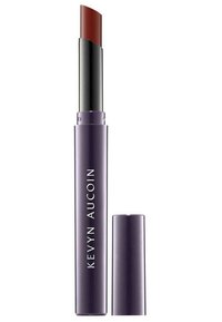 Lippenstift in einem schlanken, metallischen lila Gehäuse. Das Produkt verfügt über eine geschwungene, reichhaltige braun-rote Mine und einen kontrastierenden schwarzen Drehmechanismus.