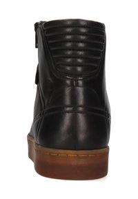 Czarny skórzany botek za kostkę z karbowaną tylną częścią, bocznym zamkiem błyskawicznym i brązową gumową podeszwą. Wyróżnia się gładką teksturą oraz zaokrąglonym kształtem.