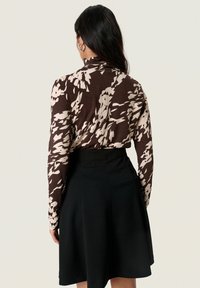 Soaked in Luxury SLHANADI PRINTED ROLLNECK LS - Longsleeve - chocolate torte leave print
