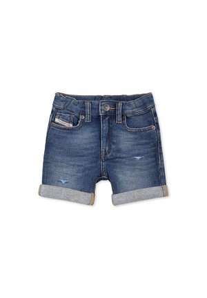 Pantalones cortos de mezclilla en azul oscuro con dobladillos enrollados. Presentan bolsillos frontales, un cierre de botón y detalles desgastados en la tela.