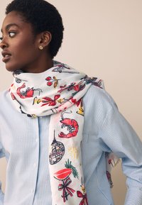 Lichtgewicht, patroon sjaal met kreeften, kersen en decoratieve accenten in rood, geel en groen op een witte achtergrond.