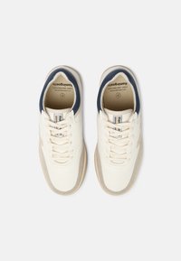 Scarpe bianche con accenti blu navy, con una tomaia in pelle liscia, fodera in tessuto, suola beige a contrasto e chiusura classica con lacci.