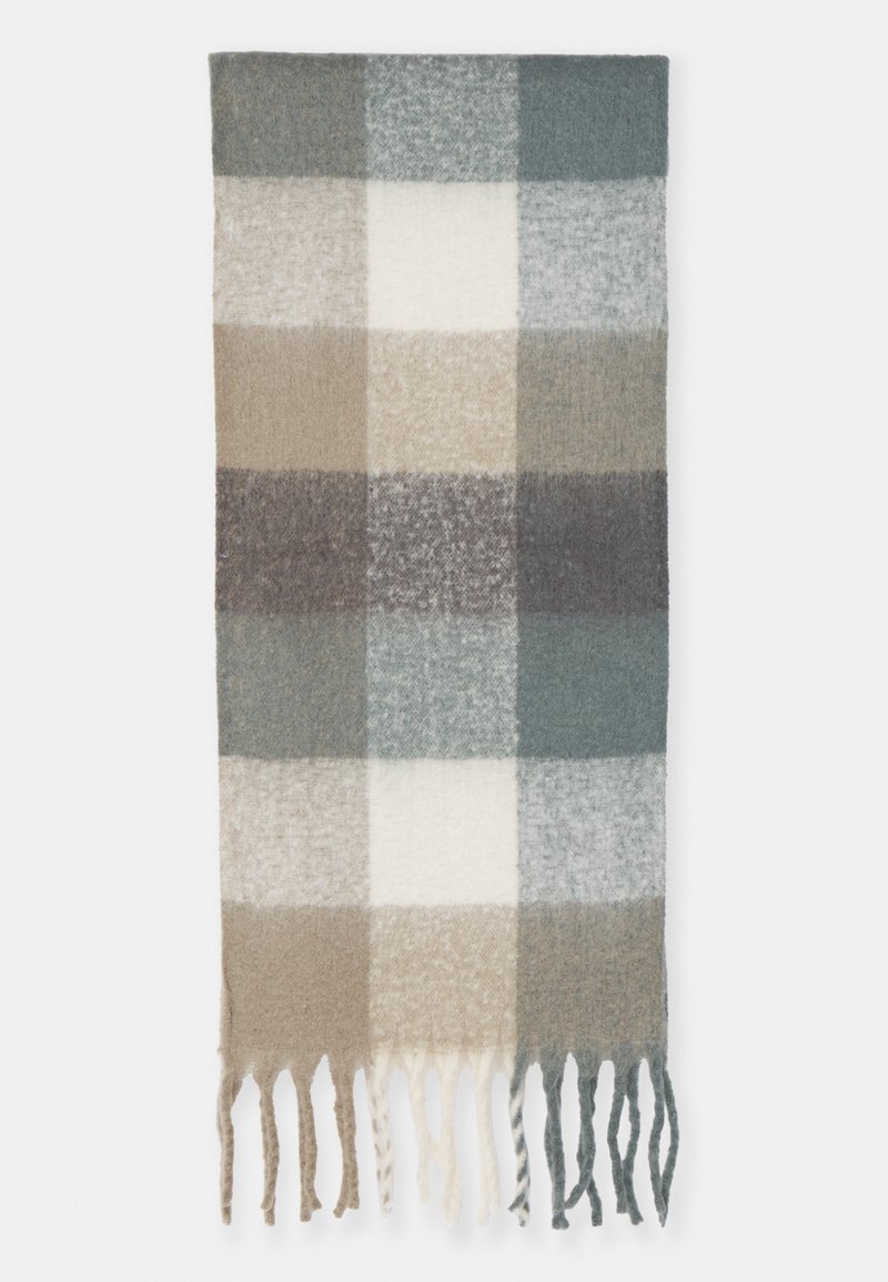 Volnen šal z mehko teksturo, ki ima velik kariran vzorec v odtenkih zelene, bež in sive, končan s frufru robovi.