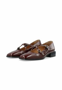 Bordowe lakierowane buty skórzane z ostrym noskiem, fasonem T-strap, srebrnymi klamrami i niskim blokowym obcasem. Gładka faktura.