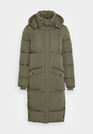 Olivgrüner Puffer-Mantel mit hohem Kragen, verstellbarem Kapuzenzug, gerippten Bündchen und zwei Fronttaschen. Texturiertes, gestepptes Design mit Druckknöpfen.