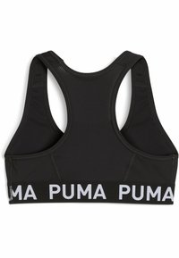 Fekete sportmelltartó, amely versenyhátsó dizájnnal, hálós textúrával és széles, fehér "PUMA" logóval ellátott elasztikus szalaggal rendelkezik.