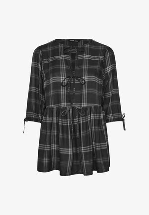 Czarna i szara bluzka w kratę z rękawami do trzech czwartych, dekoltem w serek i paskiem ściąganym w talii. Posiada troczki przy dekolcie i mankietach.