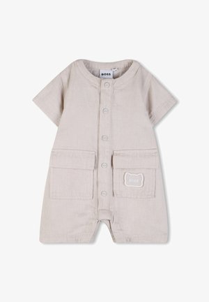 Tutina beige per baby a maniche corte con bottoni frontali, due tasche anteriori e una piccola toppa con sagoma di gatto e testo "BOSS" sulla tasca destra.