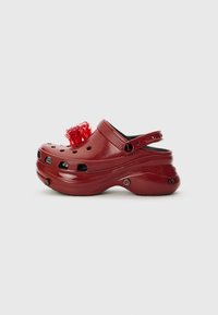 Crocs LOUANE X CROCS BAE - Clogs - black/red/rot - Zalando