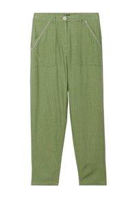 Groene stoffen broek met een gladde textuur, voorzien van twee ritszakken aan de voorkant en een standaard knoopsluiting bij de taille.