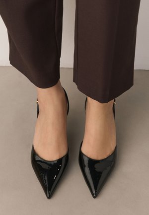 Next, REGULAR FIT - FOREVER COMFORT POINTED TOE CURVY SLINGBACK - Classic heels - black patent