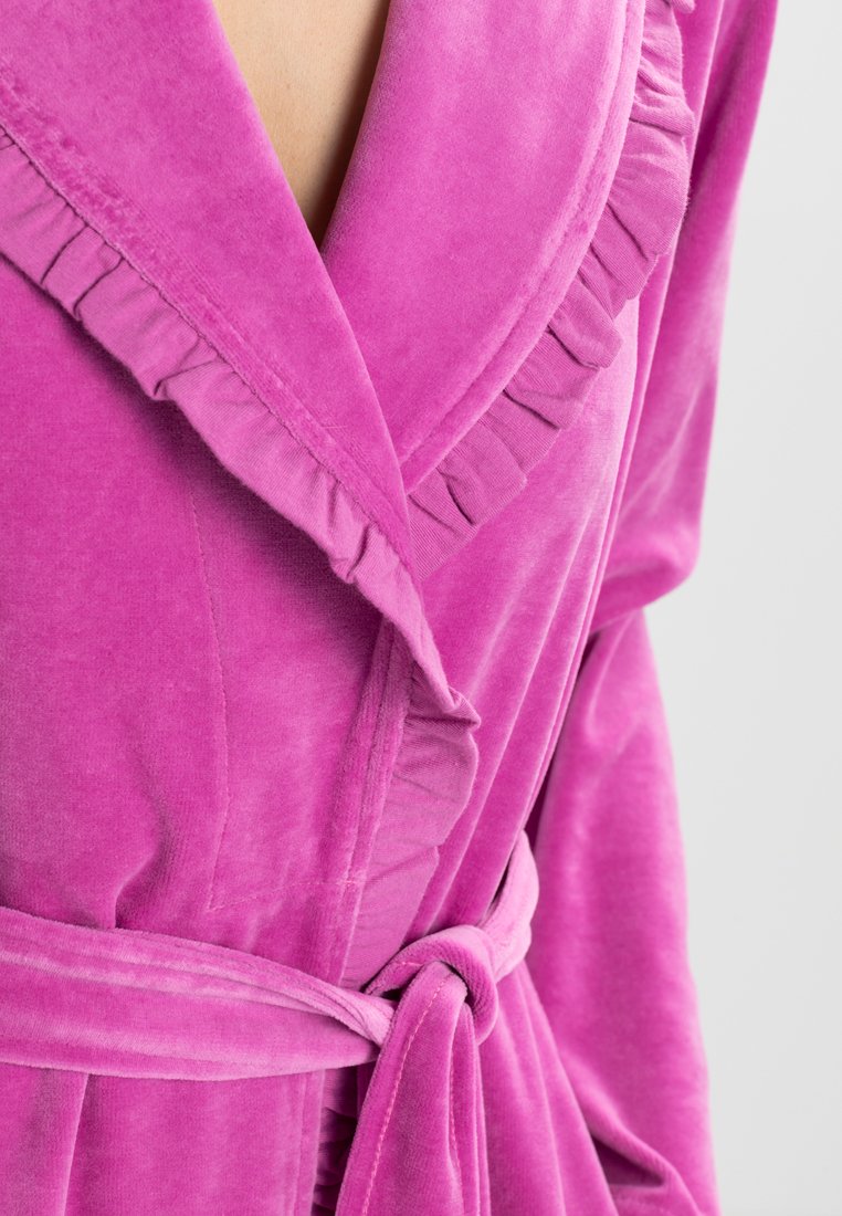 Vossen Damen Bademantel Ariel – Aus Nikivelours (80 % Baumwolle, 20 % Polyester) – Mit Rüschen-Details