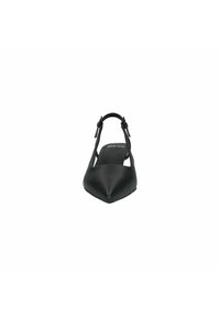 Zwarte slingback schoen van soepel leer, met een puntige neus en een verstelbare band. Eenvoudig ontwerp met een minimalistische zool.