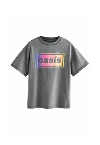 Graues Baumwoll-T-Shirt mit kurzen Ärmeln, das vorne ein rechteckiges, mehrfarbiges "Oase"-Grafikdesign in Lila, Blau und Gelb zeigt.