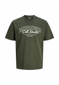 Camiseta de manga corta verde oliva con el texto en blanco "JACK&JONES Coll. Studio Created by the J&J crew Since 1990" en el frente.