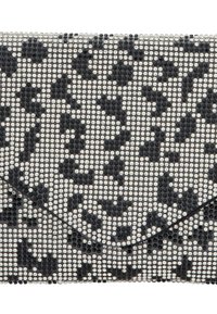 Clutchtaske med et sort og hvidt nittet design med leopardmønster, metalhardware, glat tekstur og omsluttende form.