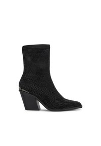 Stivale alla caviglia nero con un design aderente, caratterizzato da una tomaia texture decorata con piccoli chiodi e un tacco a blocco scolpito.
