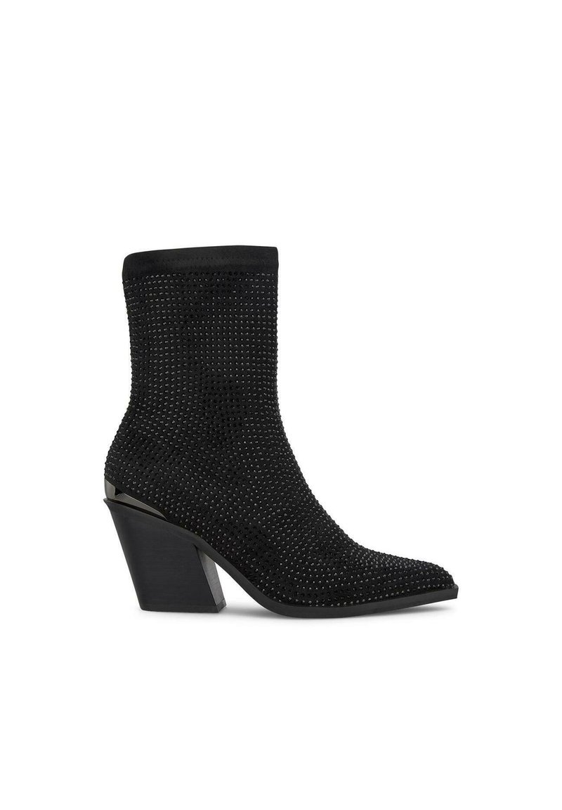 Stivale alla caviglia nero con un design aderente, caratterizzato da una tomaia texture decorata con piccoli chiodi e un tacco a blocco scolpito.