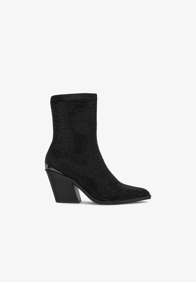 Bottines noires avec un design ajusté, présentant une tige texturée ornée de petites clous et un talon bloc sculpté.