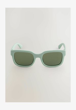 Occhiali da sole in plastica verde chiaro con lenti verde scuro, montatura squadrata e aste sottili. Nessun motivo visibile o dettagli hardware.