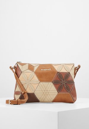 Bruine en beige leren crossbodytas met zeshoekig patchwork en bloemenstikselpatronen, met een afneembare verstelbare riem.