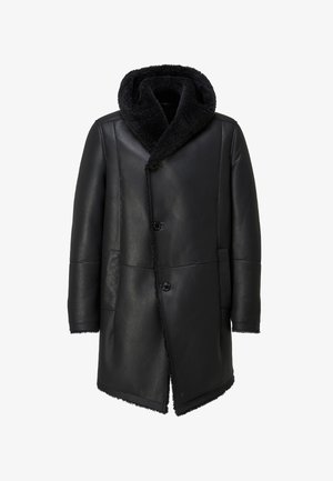 Crni kožni kaput s mekanim crnim ovratnikom od umjetnog krzna, zakrivljenim prednjim dijelom, tri gumba i dva bočna džepa. Mekana tekstura i čiste linije.