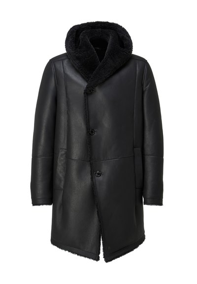 Schwarzer Ledermantel mit einem weichen schwarzen Kunstpelzkragen, einer geschwungenen Vorderseite, drei Knöpfen und zwei Seitentaschen. Weiche Textur und klare Linien.