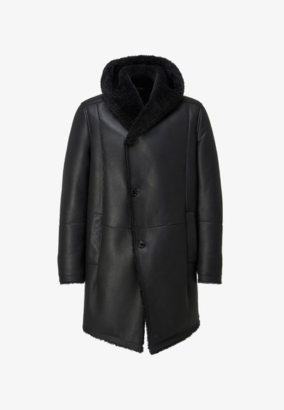 Schwarzer Ledermantel mit einem weichen schwarzen Kunstpelzkragen, einer geschwungenen Vorderseite, drei Knöpfen und zwei Seitentaschen. Weiche Textur und klare Linien.
