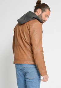 Maze Nahkatakki - cognac