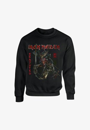 Sweat-shirt noir avec un graphique d'un guerrier brandissant une épée, détaillé en nuances de gris et de rouge, avec le texte "Iron Maiden" en lettres grasses.